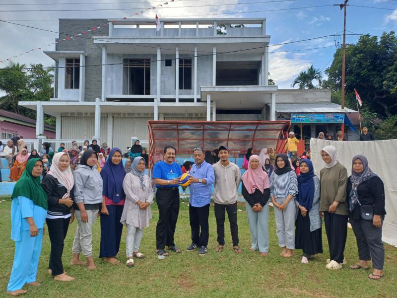 Arkadius Dt. Intan Bano serahkan bantuan pada perayaan HUT RI di Nagari Minang Kabau.