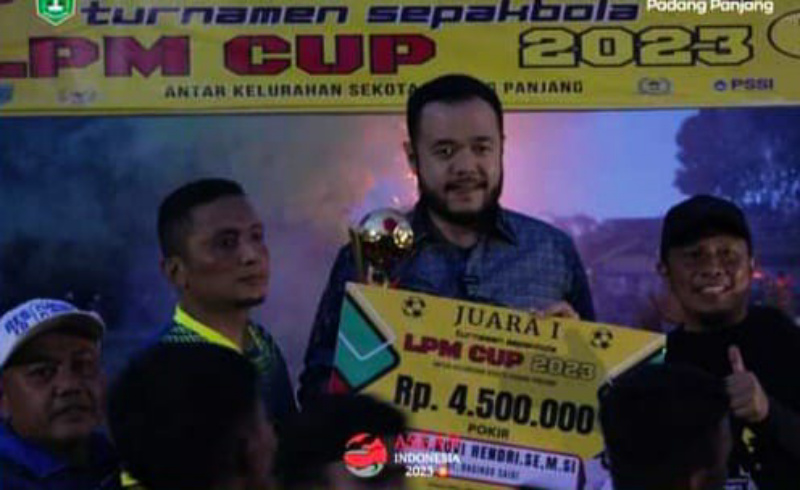 Wako Fadli saat serahkan hadiah juara pada LPM Kelurahan Gantiang setelah keluar sebagai pemuncak di LPM Cup Padang Panjang 2023,Kamis (31/8/2023) petang kemaren, dilapangan Gunuang Sejati, Padang Panjang Timur.