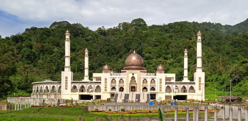 Kawasan Ialamic Centre makin melengkapi sebutan Kota Padang Panjang sebagai Kota Religius dibangun masa kepemimpinan Wako Hendri Arnis.
