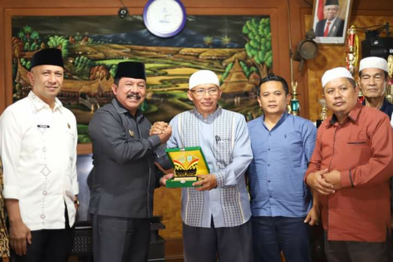 Sebelum bertolak ke Kabupaten Kerinci, Ketua FKUB, Ade Sehabuddin poto bareng Wawako di Rumah Makan Pak Datuk  Dumai, Jumat (15/9/2023) kemaren.