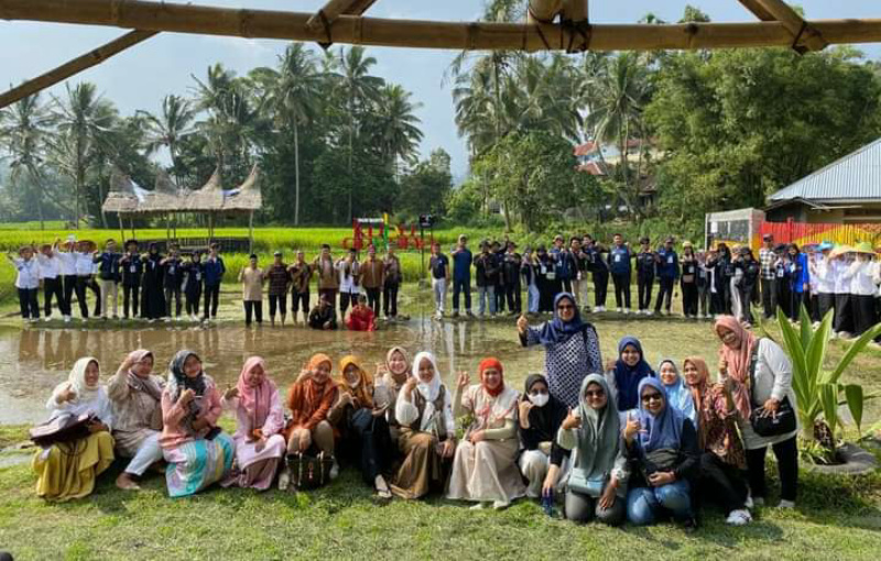 Ratusan mahasiswa Stikes Indonesia gelar Kemah Bakti di desa Wisata Kubu Gadang Padang Panjang Timur.