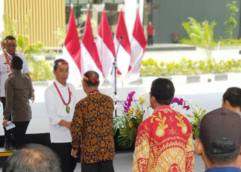 Selesai memberikan sambutan Presiden Joko Widodo terlebih dahulu menyalami mantan Bupati 2 Periode Kep. Mentawai DR. Yudas Sabaggalet