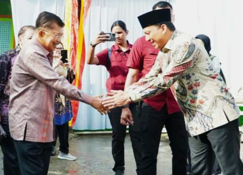 Pj Wako Sonny Budaya Putra saat menyambut kedatangan M Jusuf Kalla di Kota Padang Panjang, Sabtu (4/11/2023) kemaren siang.