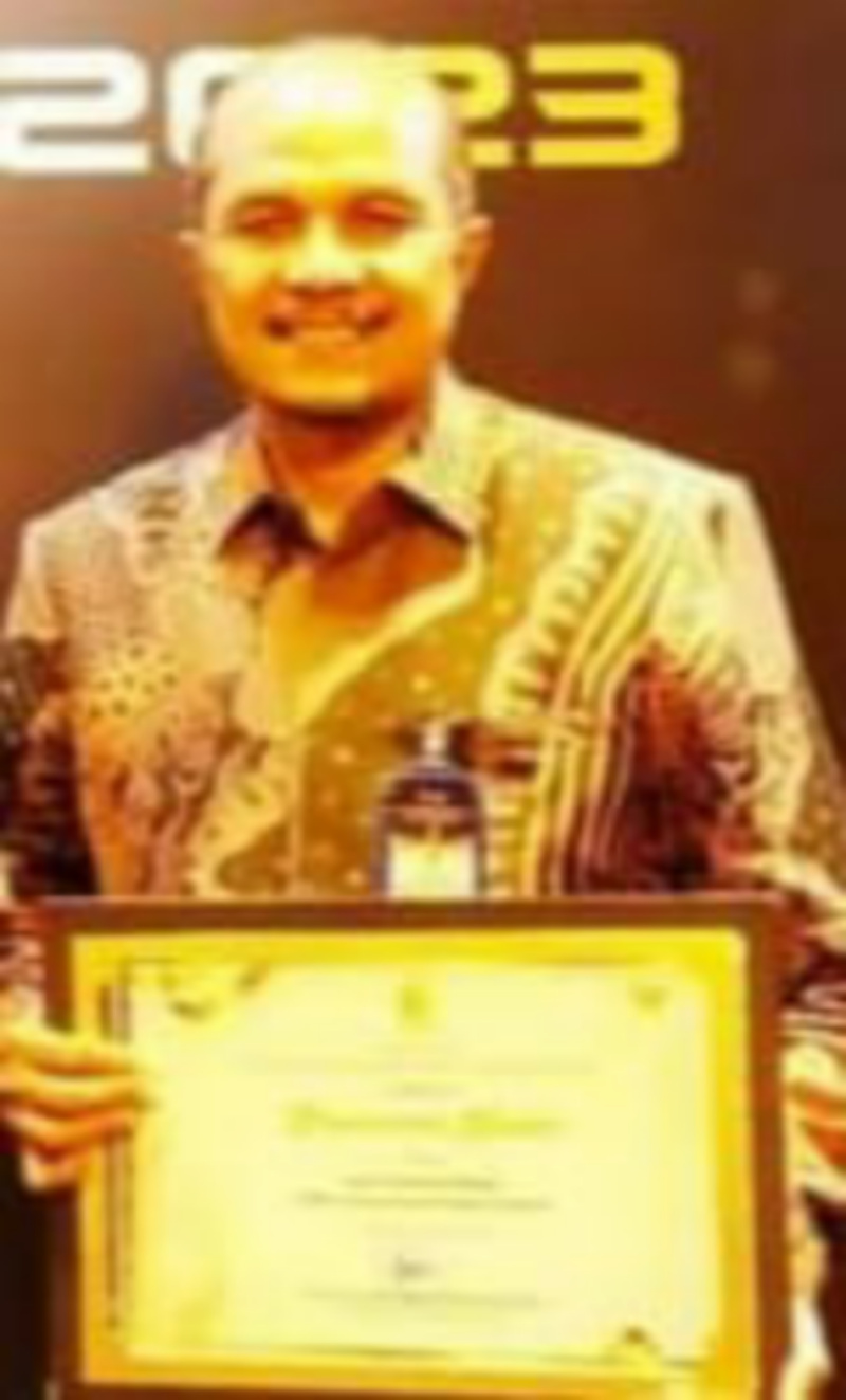 Direktur Perumdam Tirta Serambi Kota Padang Panjang, Adrial Abu Bakar, ST, saat menerima penghargaan Bhumandala Award 2023, pekan lalu, Kabupaten Badung Selatan, Bali.