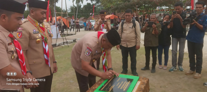 Pj.Bupati Kepulauan Mentawai  menanda tangani prasasti tanda dibukanya Kemah bela negara disaksikan wagub sumbar  Audy Joinaldy  sebagai kakak pembina