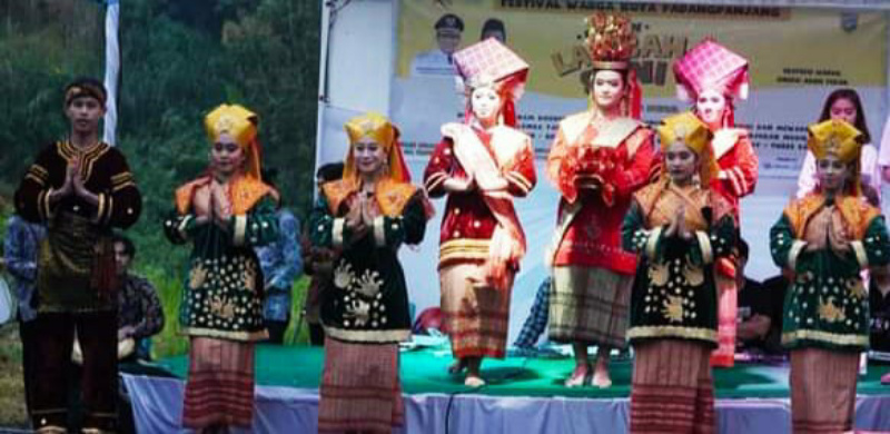 Salah satu penampilan seni di ajang Pakan Lambah Sani, digelar Kelurahan Kampung Manggis, Jumat (1/12/2023) kemaren.