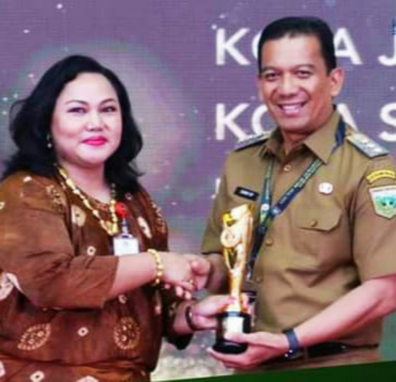 Pj Wako Sonny saat menerima penghargaan dari Asisten Deputi Bidang Literasi, Inovasi, dan Kreatifitas Kemenko Manusia dan Kebudayaan, Molly Prabawati, Selasa (12/12/2023) di Jakarta.