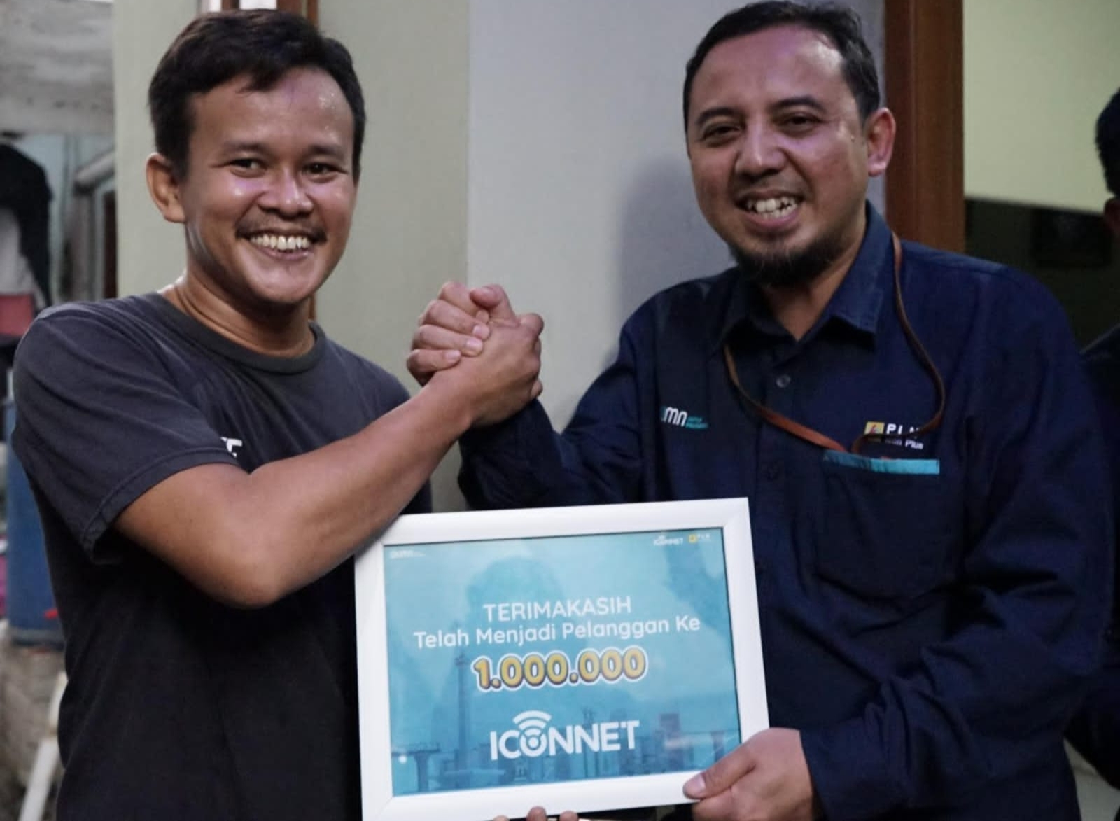 Direktur Utama PLN Icon Plus, Ari Rahmat Indra Cahyadi (kanan) bersama Abdul Rahman (kiri), warga Cipete Utara, Jakarta Selatan, menjadi pelanggan ICONNET ke-1 juta. ICONNET, layanan _internet fixed broadband_ dari PLN Icon Plus. Pancapaian ini diraih kur