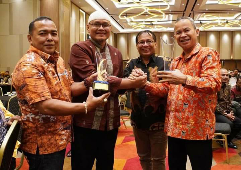 Kadis Kominfo Padang Panjang Ampera Salim (kedua daru kiri), poto bareng usai terima penghargaan.