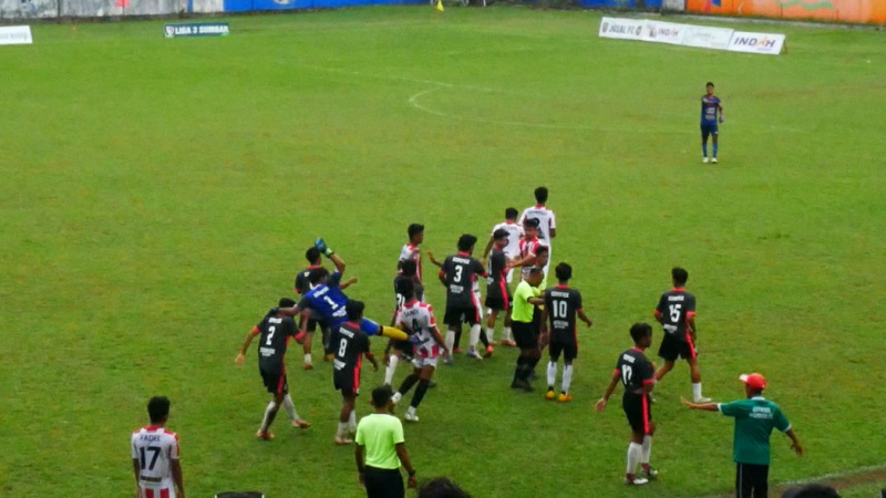 Aksi Kungfu yang mengakibatkan 4 Kartu merah pada laga liga 3 PSP versus Kompak FC
