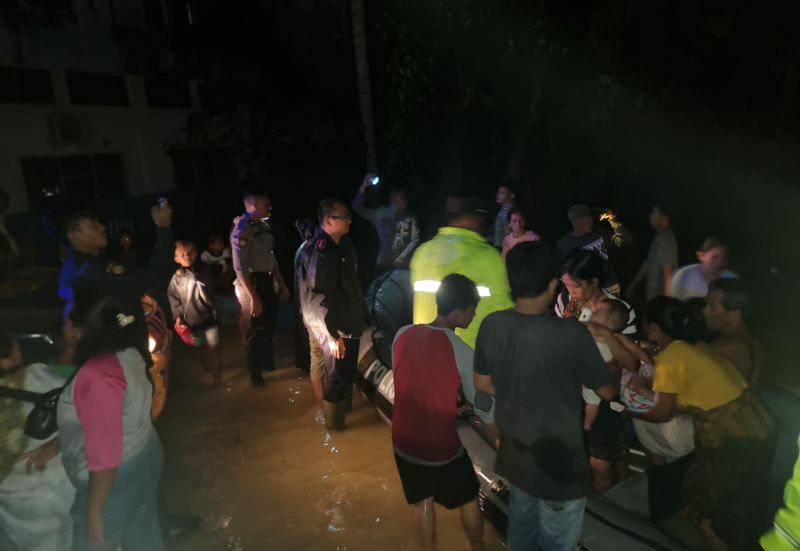 Kapolres Dharmasraya AKBP Nurhadiansyah, S. I. K., saat turun tangan untuk mengevakuasi warga korban banjir