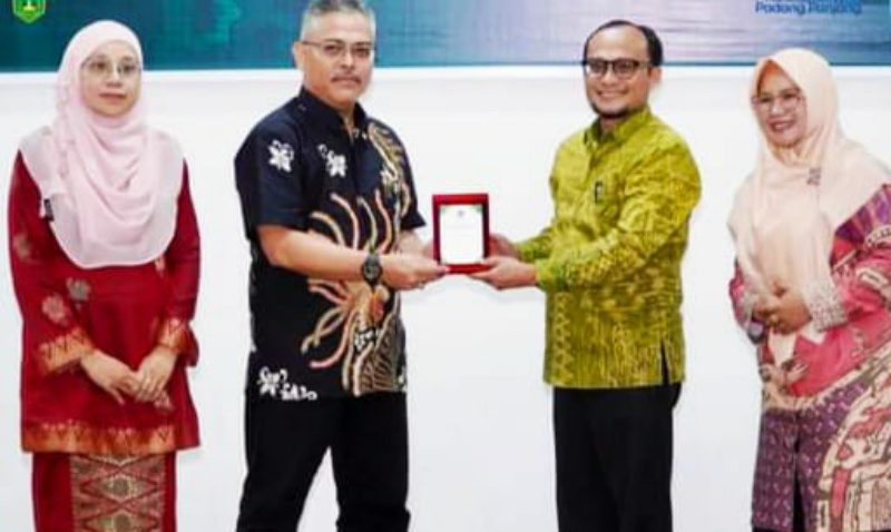 Pimpinan PSM Malaysia, Jefree Bin Dollah saling tukar cinderamata dengan Pj Setdako Winarno, Kamis (4/1/2024) kemaren di Pendopo Rudin Wako.