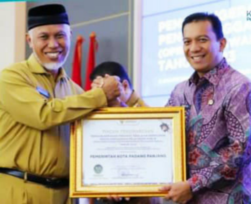 Pj Wako Sonny saat menerima penghargaan dari Ombudsman RI diserahkan Gubernur Mahyeldi, Senin (8/1/2024) di Auditorium Gubernuran di Padang.