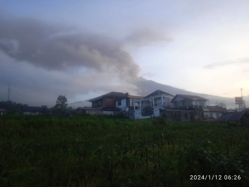 Kondisi Gunung Marapi saat keluarkan debu Vulkanik, Jumat (12/1/2024) pagi.
