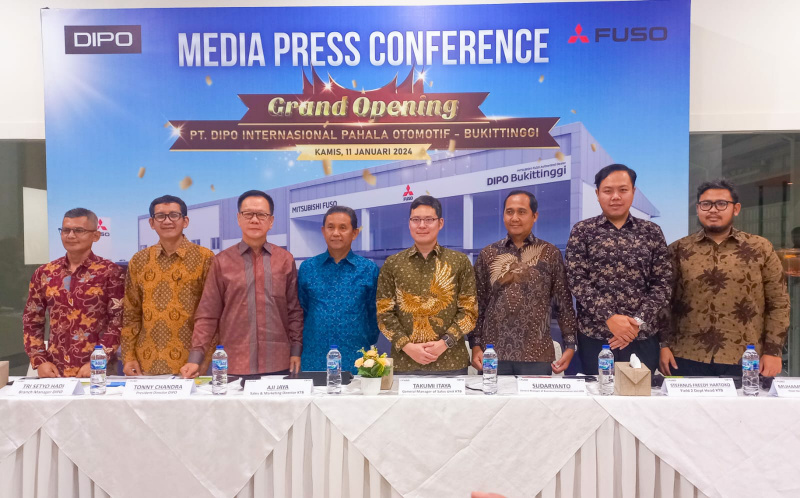 Jajaran Pimpinan dan manajerial KTB dan PT. DIPO usai konferensi pers saat launching dealer 3S Bukittinggi