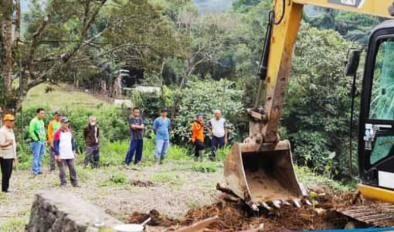 Satu unit eskavator milik Dinas Perkim LH, saat lakukan pembersihan dilokasi pembangunan Mushala Nurul Hidayah, RT 14, Kelurahan Silaingbawah, Ahad (14/1/2024) kemaren.