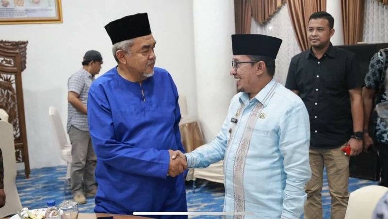 Bupati Eka Putra bersalaman dengan petinggi media Karangkraf Malaysia Hasyim Anang. (zulhafni)