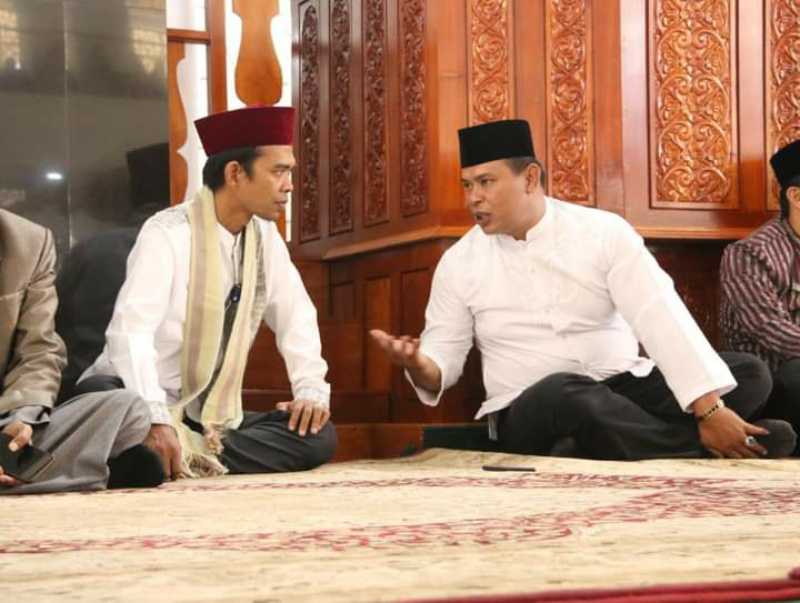 Ketua DPRD Padang Panjang, Mardiansyah, S. Kom, terlihat tengah berbincang dengan Ustad Abdul Somad (UAS), disatu kesempatan pengajian.