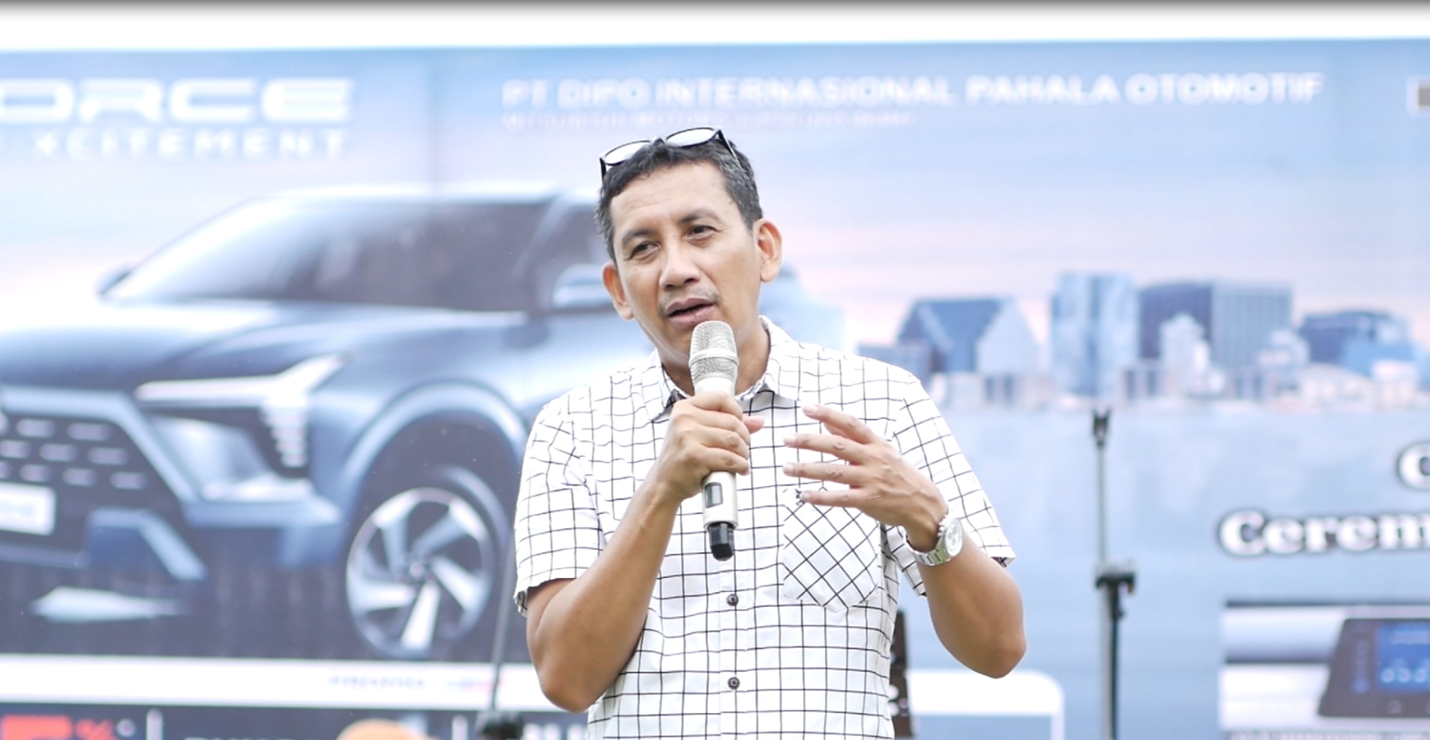 Branch Manager PT.Dipo Internasional Pahala Otomotif, Tri Setyo Hadi menyambut peserta City Tour Xforce di pantai air manis Kota Padang 
