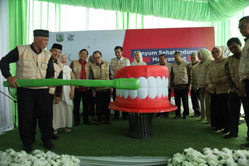 Gubernur Sumbar Mahyeldi saat membukaprogram edukasi dan perawatan gigi bertajuk "Senyum Sehat Indonesia Menyambut Ramadan 1446H"di Rumah Sakit Gigi dan Mulut Universitas Andalas.