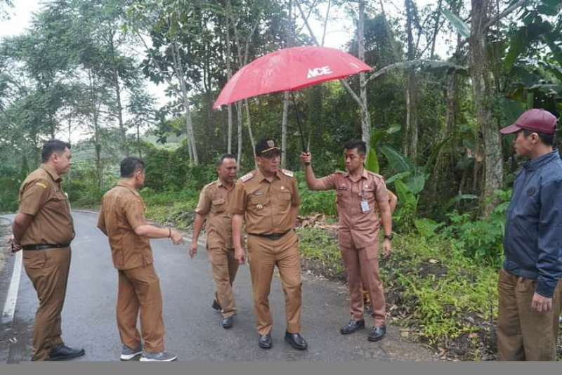 Pj Wako Sonny saat meninjau lokasi terancam terban di RT 23 Kelurahan Silaingbawah.