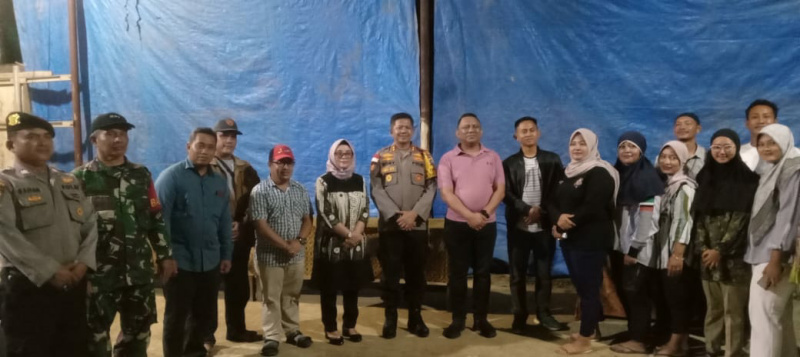 Pj.Bupati Kepulauan Mentawai Fernando J.Simanjuntak bersama Pimpinan Forkopimda dan Rombongan foto bersama setelah Konpersi pers di TPS 1 Sidomakmur