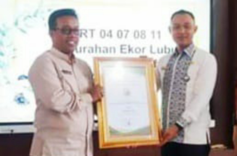 Lurah Ekor Lubuk Akbar Syah saat terima sertifikat Proklim dari Kadis Lingkungan Hidup Sumbar Tasilatul Fuaddi, Jumat (16/2/2024) kemaren.
