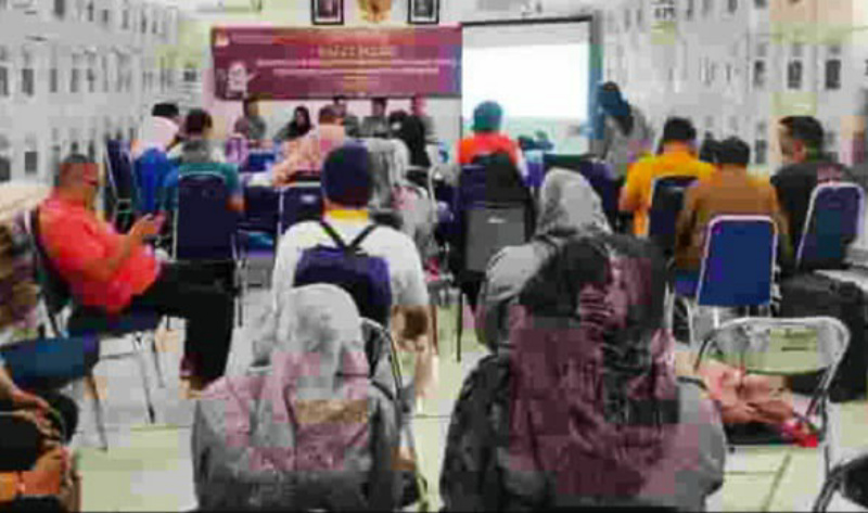 Suasana rekapitulasi penghitungan suara Pemilu 2024 di Kecamatan Padang Panjang Barat, Kamis (22/2/2024) malam kemaren.