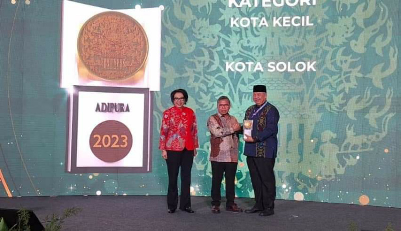 Wali Kota Solok Zul Elfian Umar terima piala Adipura yang diserahkan Menteri Lingkungan Hidup dan Kehutanan (LHK) RI Siti Nurbaya Bakar,