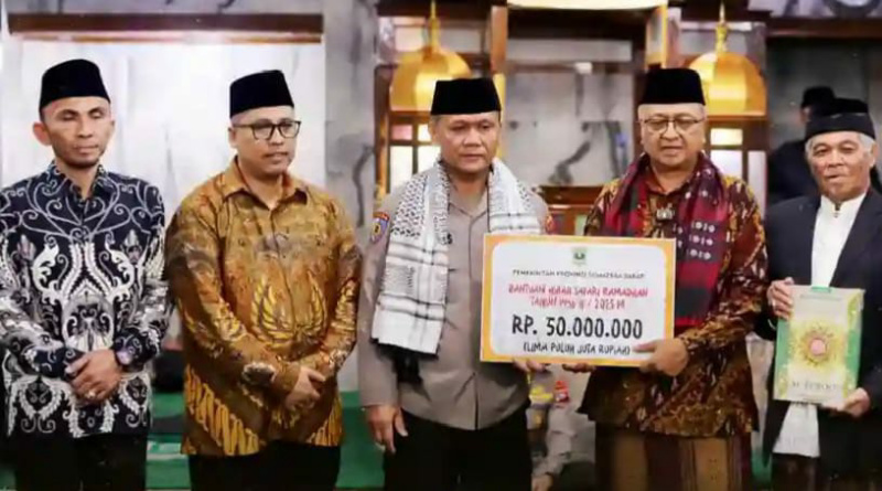 Usai serahkan bantuan, Kapolda dan Wako Hendri_ Wawako Allex dan pengurus masjid Zuama Poto bareng