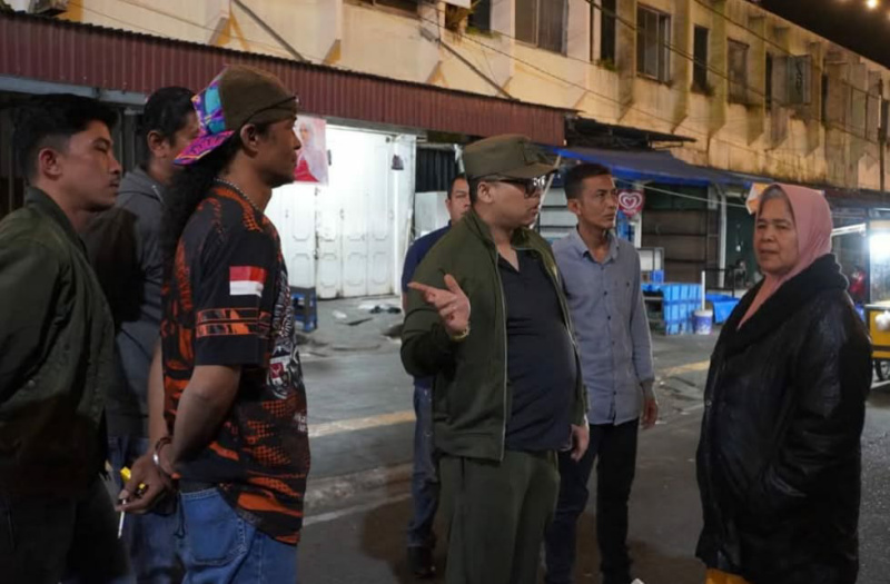 Wako Hendri Arnis saat berdialog dengan salah seorang pedagang. kuliner malam.