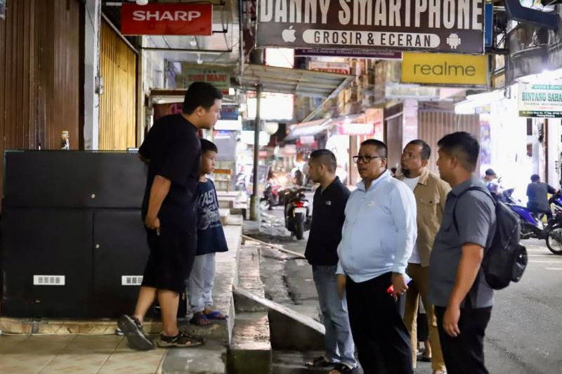 Wako Hendri saat dialog dengan salah seorang pedagang, Sabtu (18/5/2025) kemaren malam, dan meminta pedagang untuk tidak membuang sampah keselokan.
