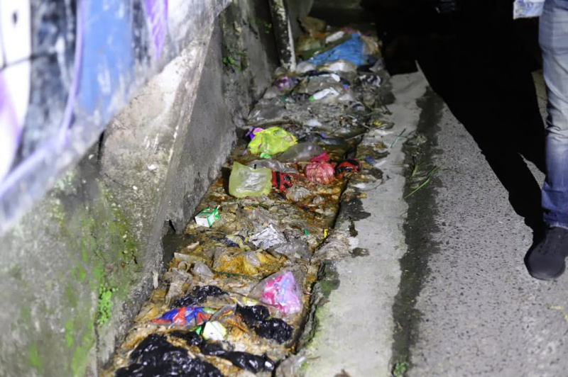 Inilah sampah yang dibuang warga keselokan, yang jerap berakibat terjadinya banjir dadakan dikala terjadi curah hujan tinggi di kota Padang Panjang.