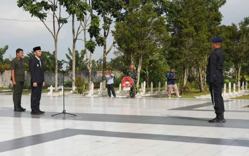 Wawako Allex saat pimpin upacara di peringatan Harkitnas ke.117 di TMP Kusuma Sakti, Selasa (20/5/2025).