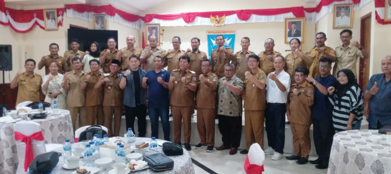 Foto bersama peserta pertemuan dengan Investor Malaysia dan Wakil Bupati Jakop Saguruk