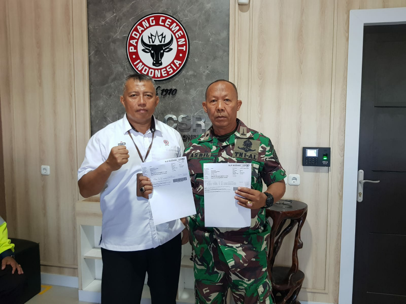Staf TJSL Unit CSR PT Semen Padang, Nurwan, foto bersama dengan perwakilan Lantamal II Padang usai penyerahan bantuan 250 zak semen untuk mendukung program Karya Bhakti TNI AL.
