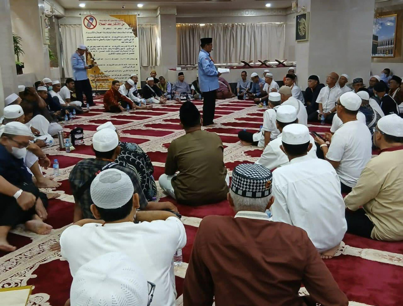 Calhaj Padang Panjang saat menerima bimbingan dari petugas haji jelang puncak pelaksanaan ibadah haji di penginapan.