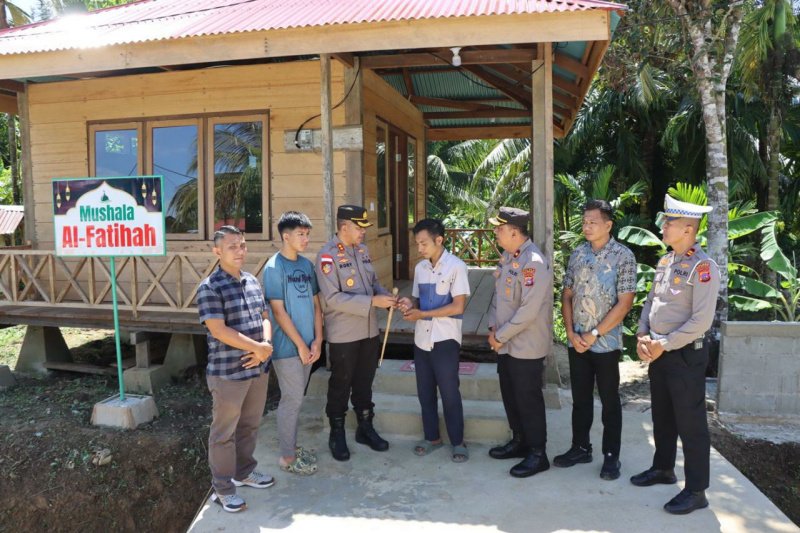 Kapolres Kep.Mentawai AKBP Rory Ratno menyerahkan Kunci kepada masyarakat Dusun Berkat Masholla Al fatihah didampingi Wakapolres Kompol Amrullah