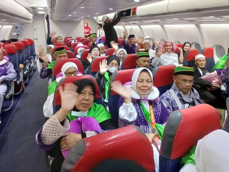 Jamaah haji Padang Panjang saat berada di pesawat akan membawa mereka pulang ke kampung halaman.