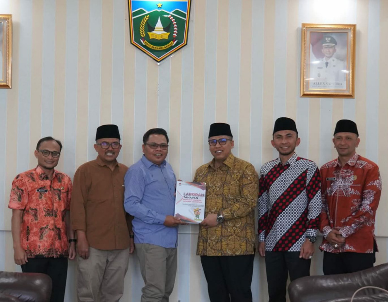 Usai serahkan laporan, Wako Hendri gelar sesi poto bareng KPU dan Bawaslu,.