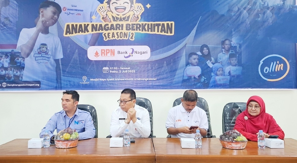 Pimpinan Humas Bank Nagari Yudi Silvestra bersama Staf ahli Pemprov Sumbar,Jasman pada acara anak nagari berkhitan