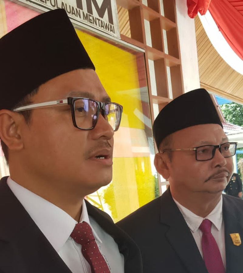Bupati Kep.Mentawai DR.Rinto Wardana didampingi Ketua DPRD Ibrani Sababalat, SH adakan Konfrensi Pers Terkait tenaga Honorer yang dirumahkan sejak 1 juli 2025
