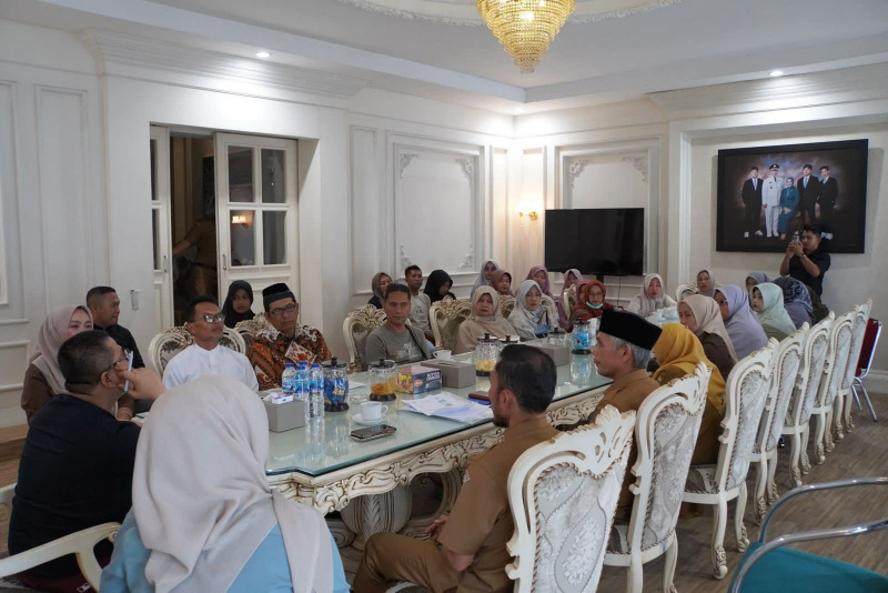 Wako Hendri saat beraudiensi dengan walinurid dirudin Wako, Selasa (8/7/2025).