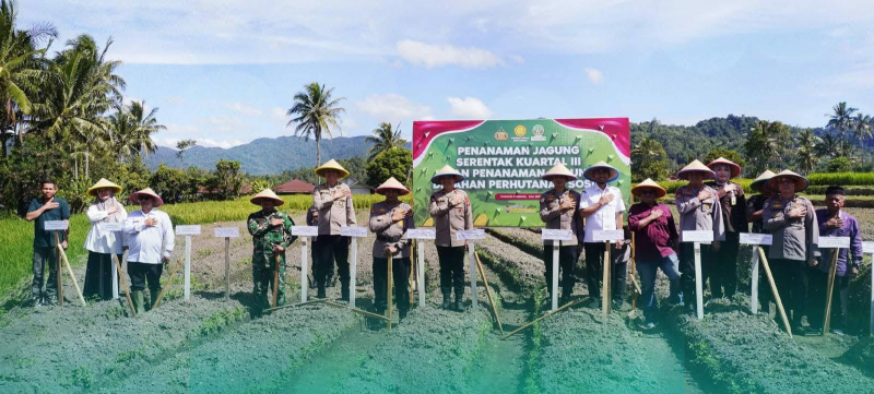 Tim Monev Baharkam Polri poto bareng petani dan jajaran Pemko Padang Panjang.
