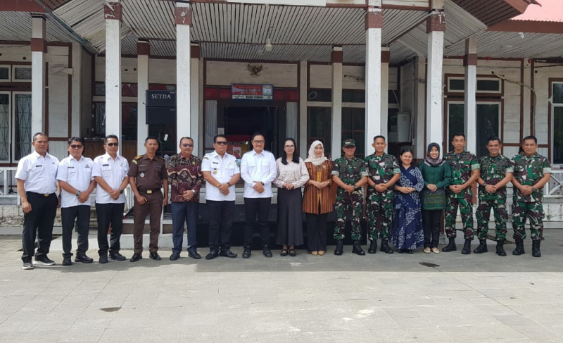 Kunjungan Kerja Dandrem 032Wirabraja Padang Berigjen Mahfud, foto bersama dengan Bupati Kep.Mentawai DR.Rinto Wardana dan Wabup Kep.Mentawai Jakop Saguruk, serta Dandim 0319 Letkol Inf Restu Simbolon