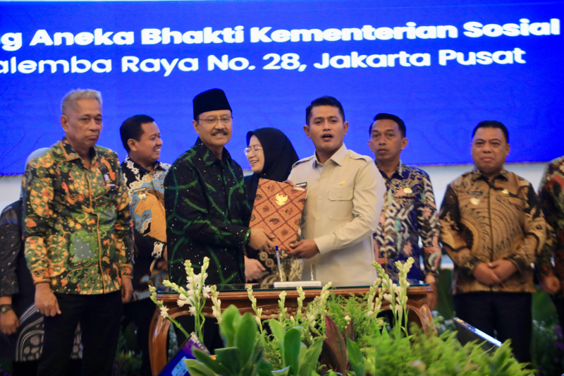 Bupati Solok Jon Firman Pandu serahkan aset ke Menteri Soaial RI