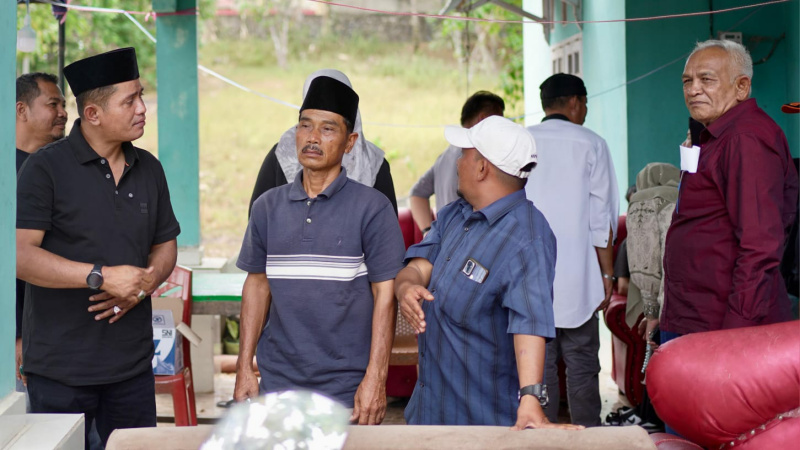Bupati Solok Serahkan Bantuan Untuk korban Kecelakaan Mobil Damkar