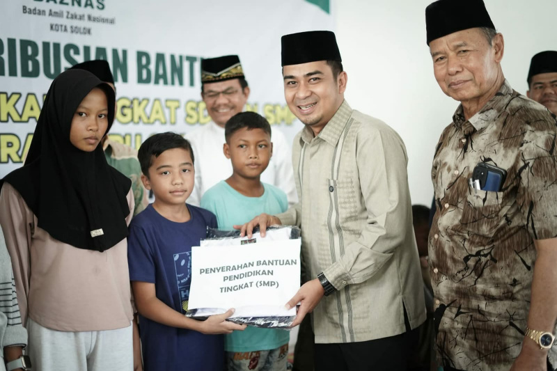 Walikota Solok Serahkan Seragam Sekolah Gratis untuk 331 Siswa