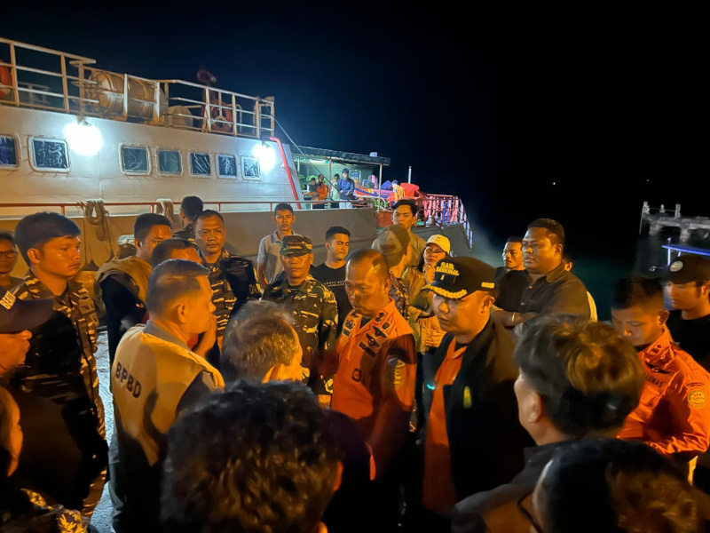 Kondisi Tim SAR yang akan bergerak untuk menyisiri tempat kejadian ke Selat Sipora Sikakap