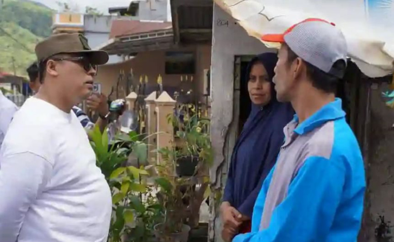 Wako Hendri saat berdialog dengan salah satu penerima bantuan